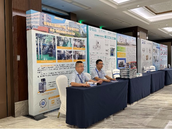 第二屆磷酸鐵鋰產(chǎn)業(yè)鏈高峰論壇，歐能機(jī)械展示模溫機(jī)溫控設(shè)備創(chuàng)新技術(shù)