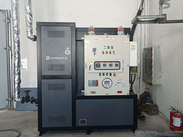 醫(yī)藥中間體半管式不銹鋼反應(yīng)釜防爆電加熱油爐